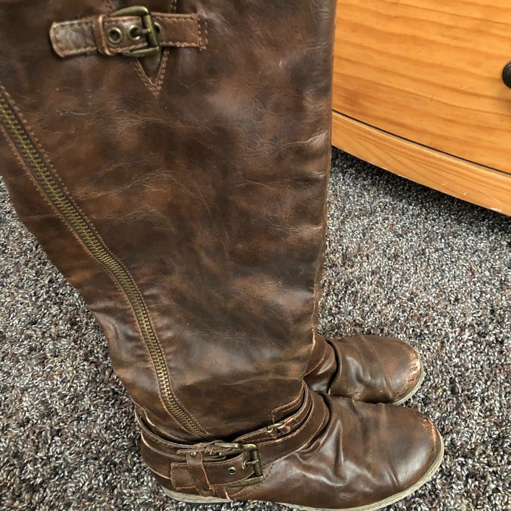 Brown riding boots. Cute!